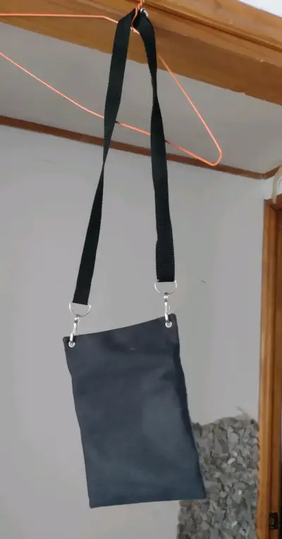 Bandolera negra con cierres - miniatura 4