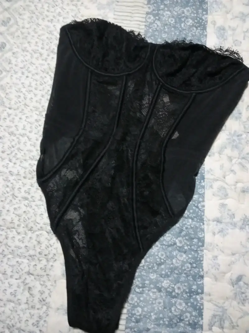 Body negro de encaje