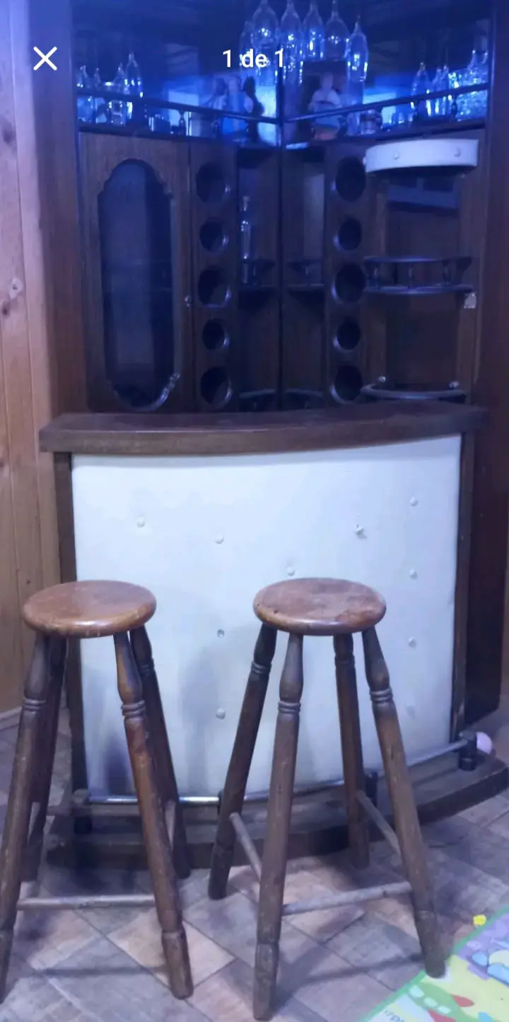 Mueble bar de madera con banquetas