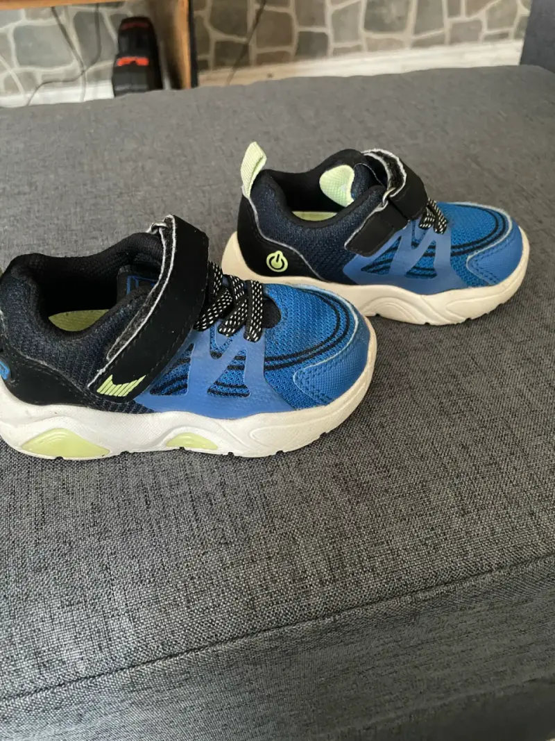 Zapatillas deportivas azul y negro para niños - 1