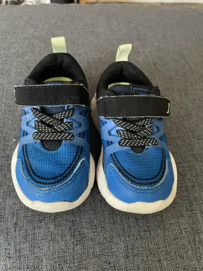 Zapatillas deportivas azul y negro para niños - miniatura 3