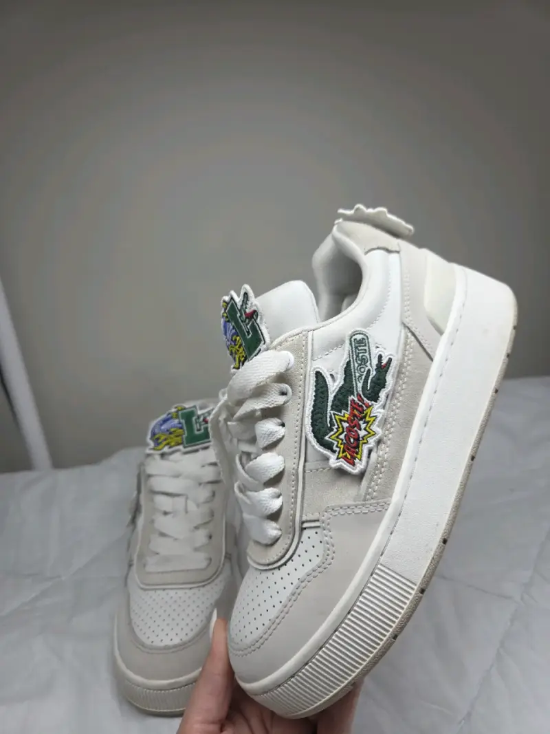 Zapatillas lacoste blancas con diseño bordado - 1
