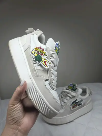 Zapatillas lacoste blancas con diseño bordado - miniatura 2