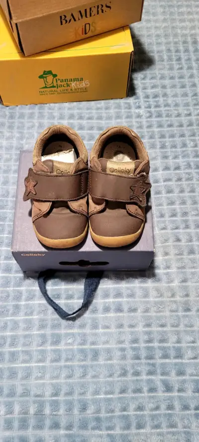 Zapatos bebé marrones con estrella - miniatura 1
