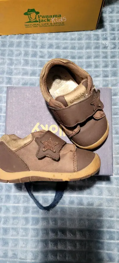 Zapatos bebé marrones con estrella - miniatura 2