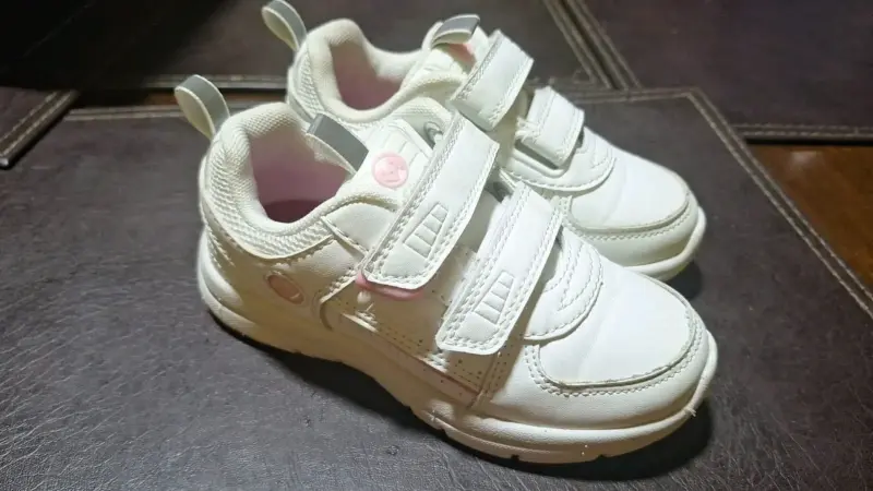 Zapatillas blancas con velcro - 1