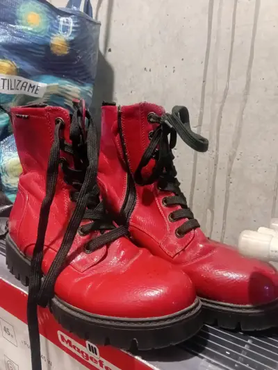 Botas rojas de cuero con cordones - miniatura 1