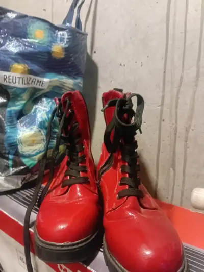Botas rojas de cuero con cordones - miniatura 2