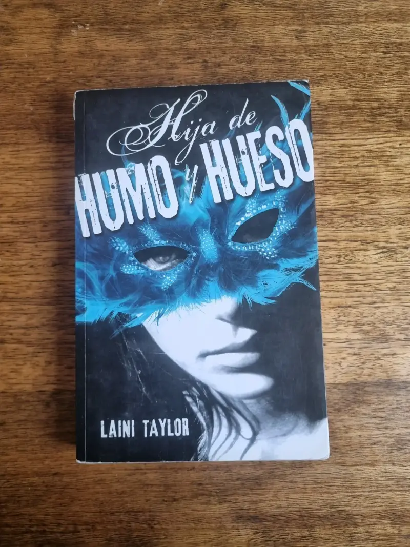 Libro Hija de Humo y Hueso - 1