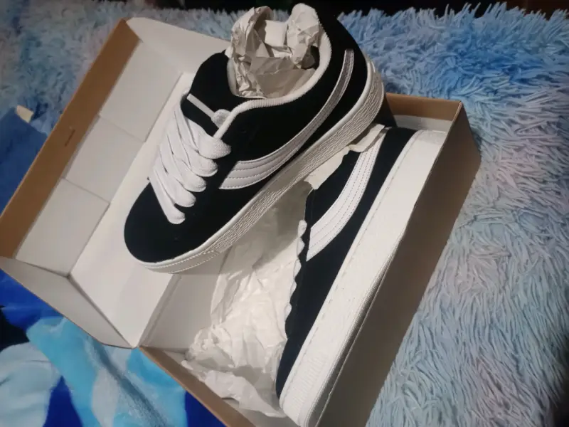 Zapatillas negras con líneas blancas - 2