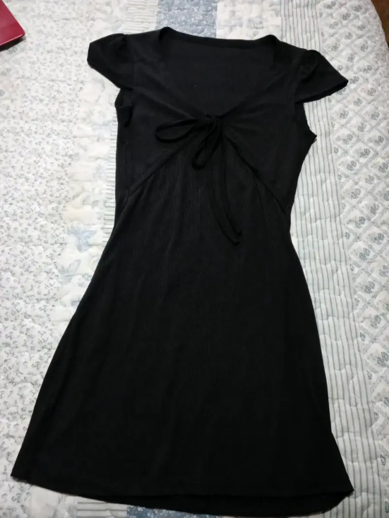 Vestido negro con lazo