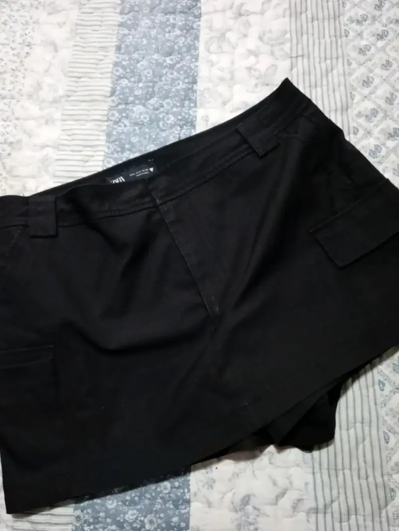 Falda corta negra estilo cargo
