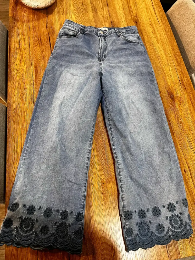 Jeans con bordado floral