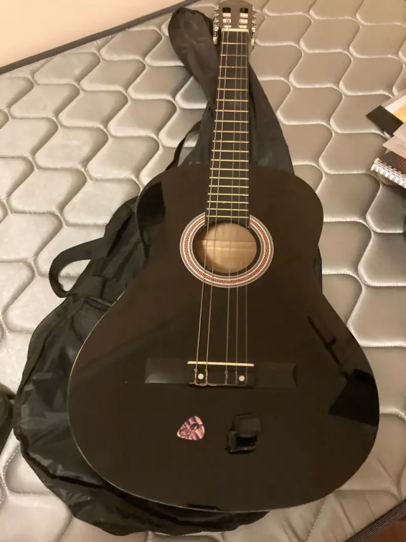 Guitarra acústica negra con funda - 1