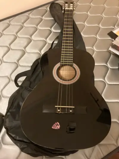 Guitarra acústica negra con funda - miniatura 1
