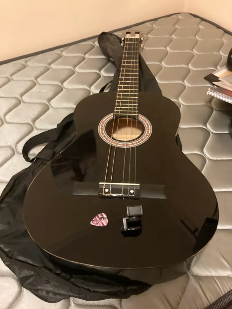 Guitarra acústica negra con funda - 2