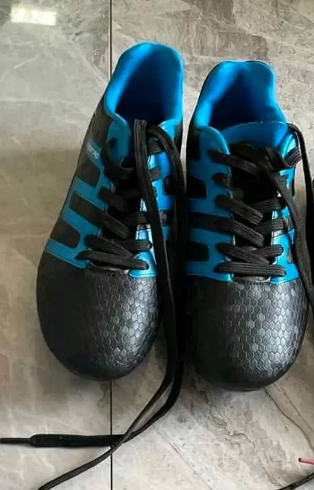 Zapatos deportivos negro y azul