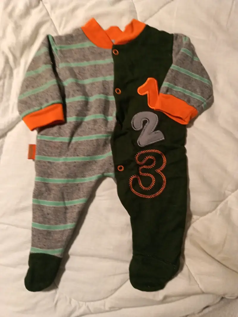 Pijama de bebé a rayas y números - 1
