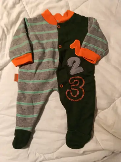 Pijama de bebé a rayas y números - miniatura 1