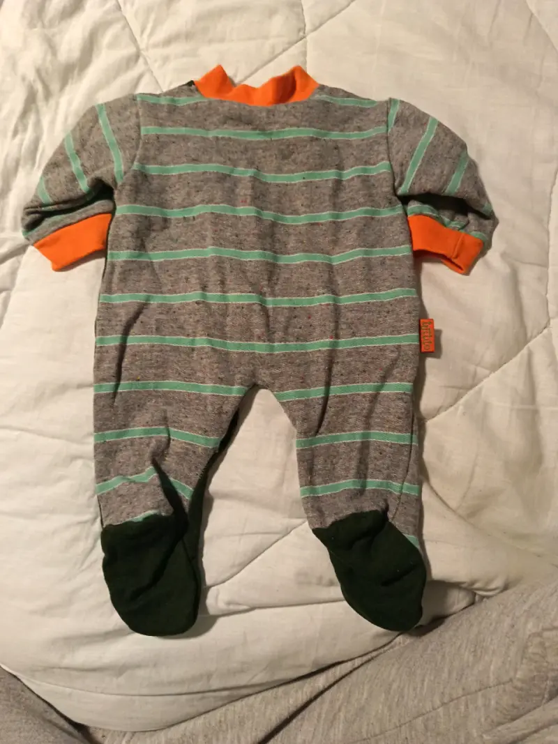 Pijama de bebé a rayas y números - 2