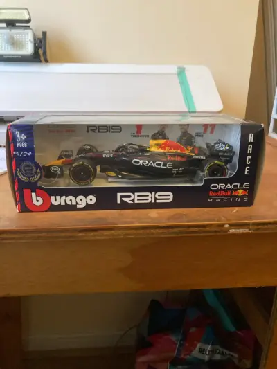 Burago Redbull Oracle RB19 N1 - miniatura 1