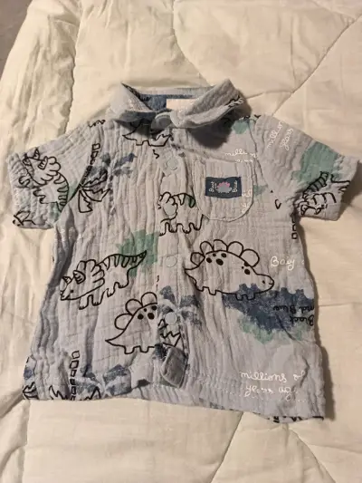 Camisa bebé con estampado dinosaurios - miniatura 1