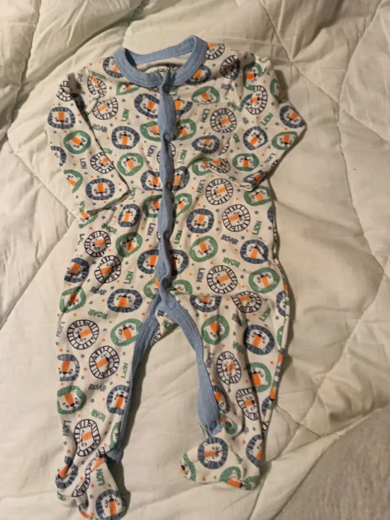 Pijama de bebé estampado león