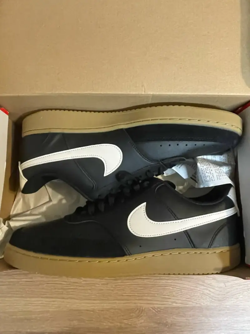 Zapatillas negras con logo blanco - 1