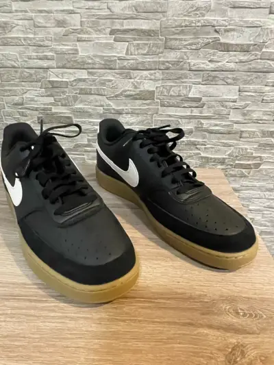 Zapatillas negras con logo blanco - miniatura 3