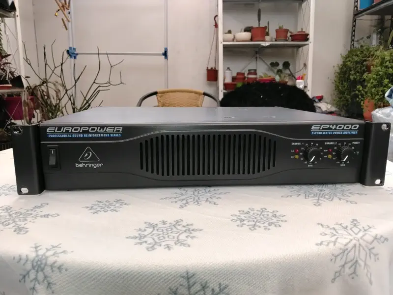 Amplificador Behringer EP4000 - 2