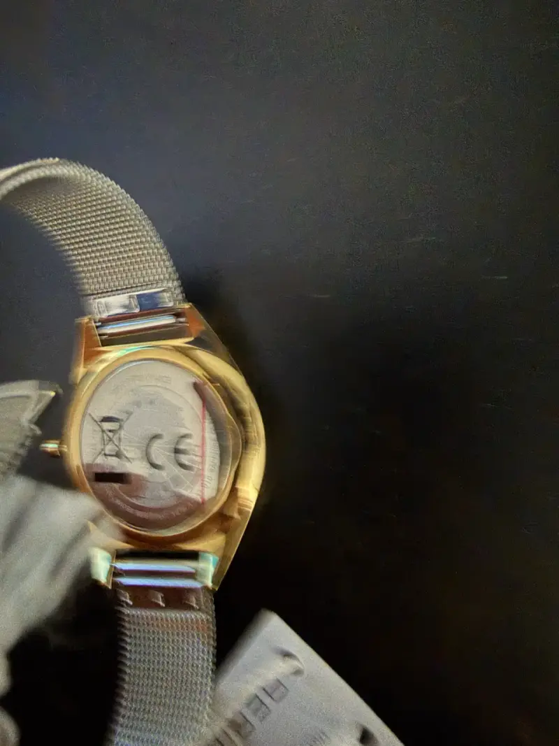 Reloj de pulsera dorado y plateado - 3