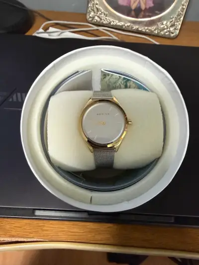 Reloj de pulsera dorado y plateado - miniatura 4