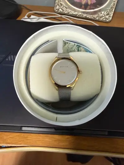Reloj de pulsera dorado y plateado - miniatura 5