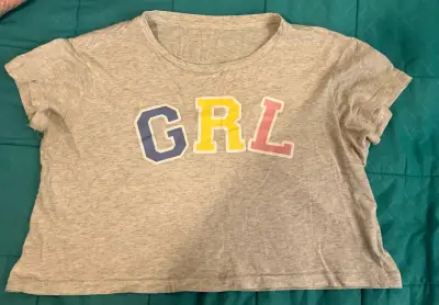 Polera gris con letras GRL - miniatura 1