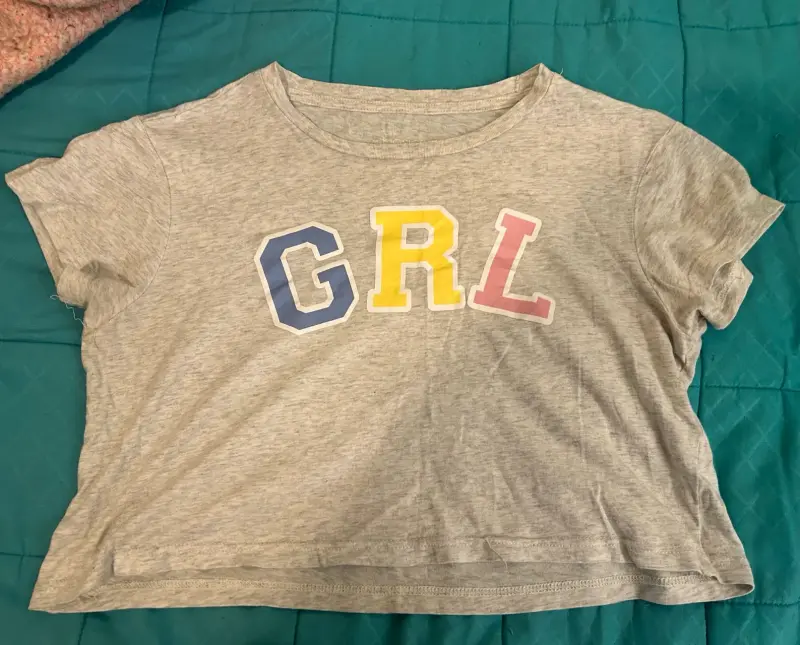Polera gris con letras GRL - 2