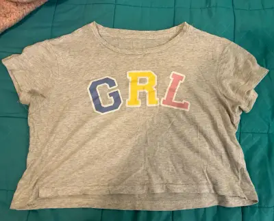 Polera gris con letras GRL - miniatura 2