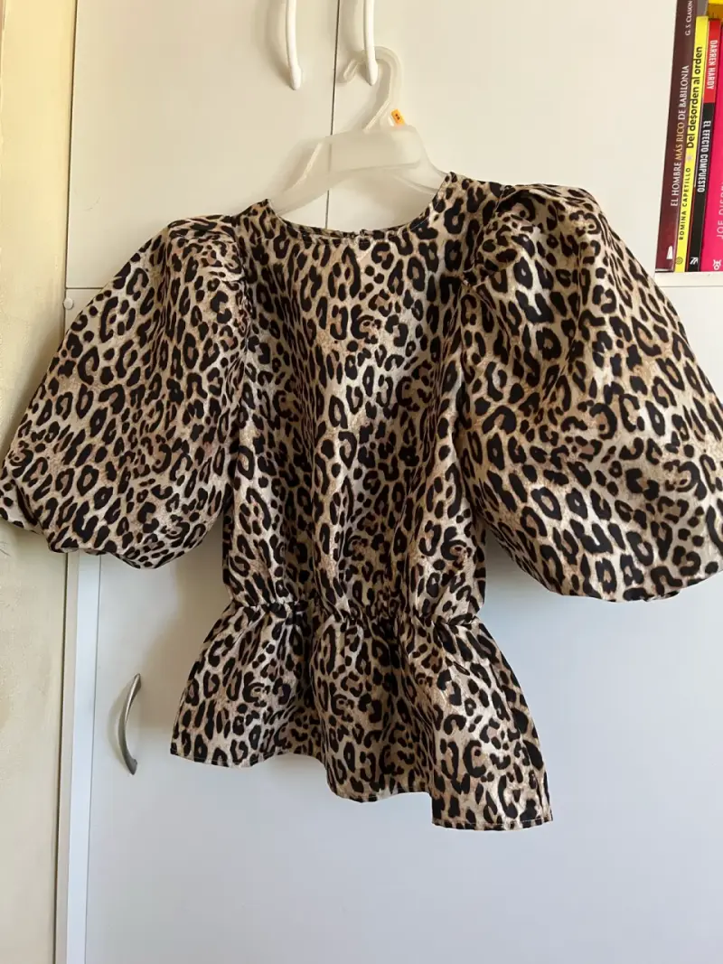 Blusa animal print manga abullonada - 1