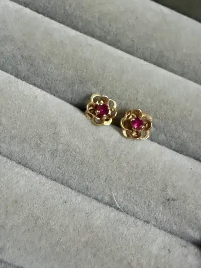 Aros dorados con piedras rojas - miniatura 1
