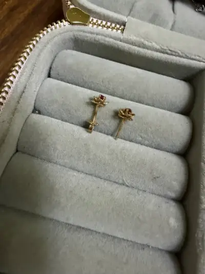 Aros dorados con piedras rojas - miniatura 2