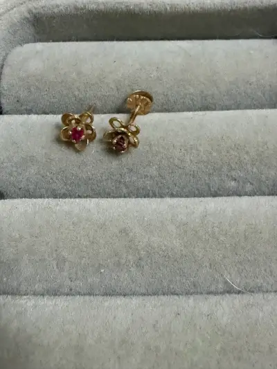 Aros dorados con piedras rojas - miniatura 3
