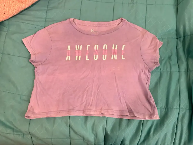 Polera morada con estampado 'Awesome'