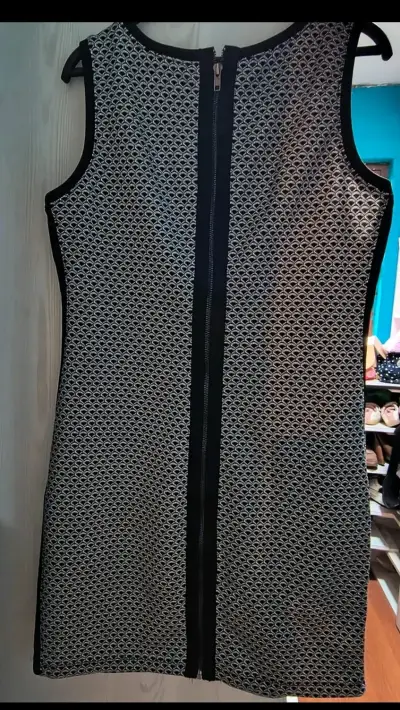Vestido sin mangas negro y blanco - miniatura 2