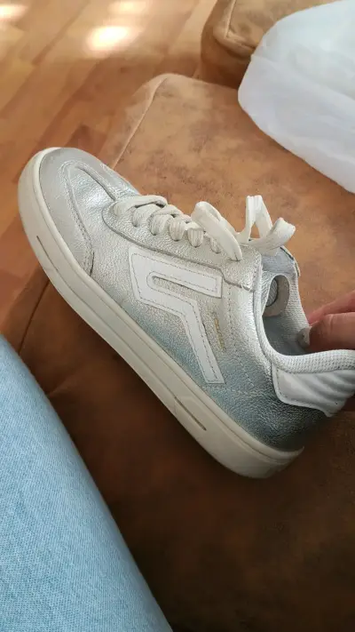 Zapatillas plateadas deportivas - miniatura 1
