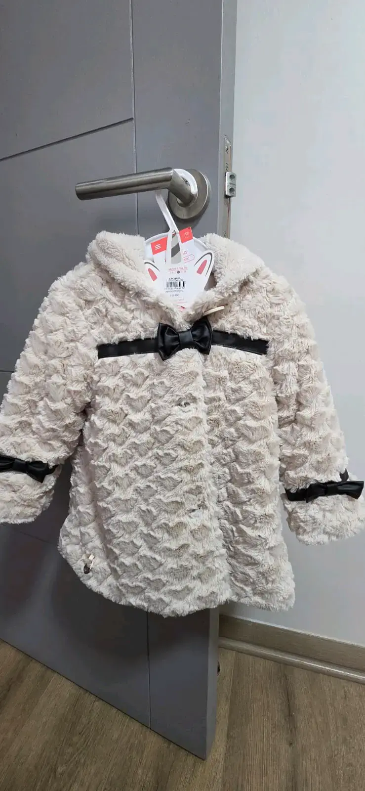 Abrigo de bebé peludo beige