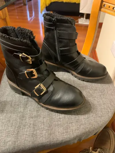 Botas negras con hebillas número 40 - miniatura 1