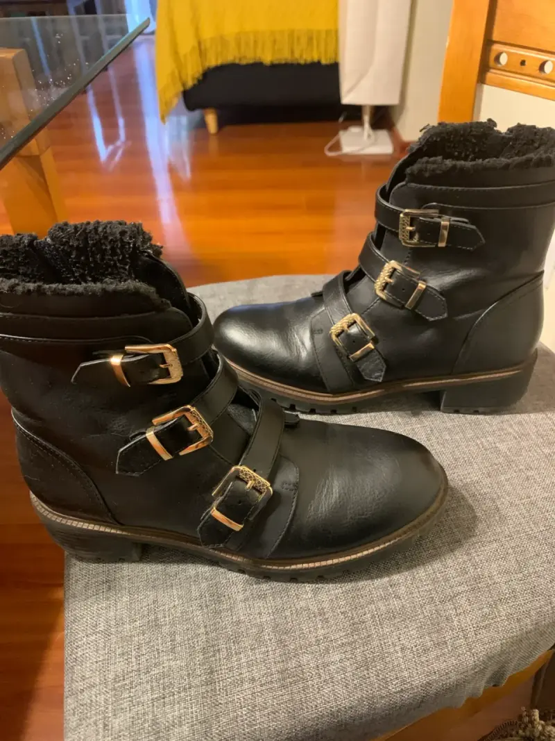 Botas negras con hebillas número 40 - 2