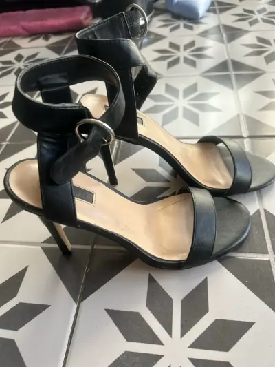 Tacones negros con hebilla - miniatura 1