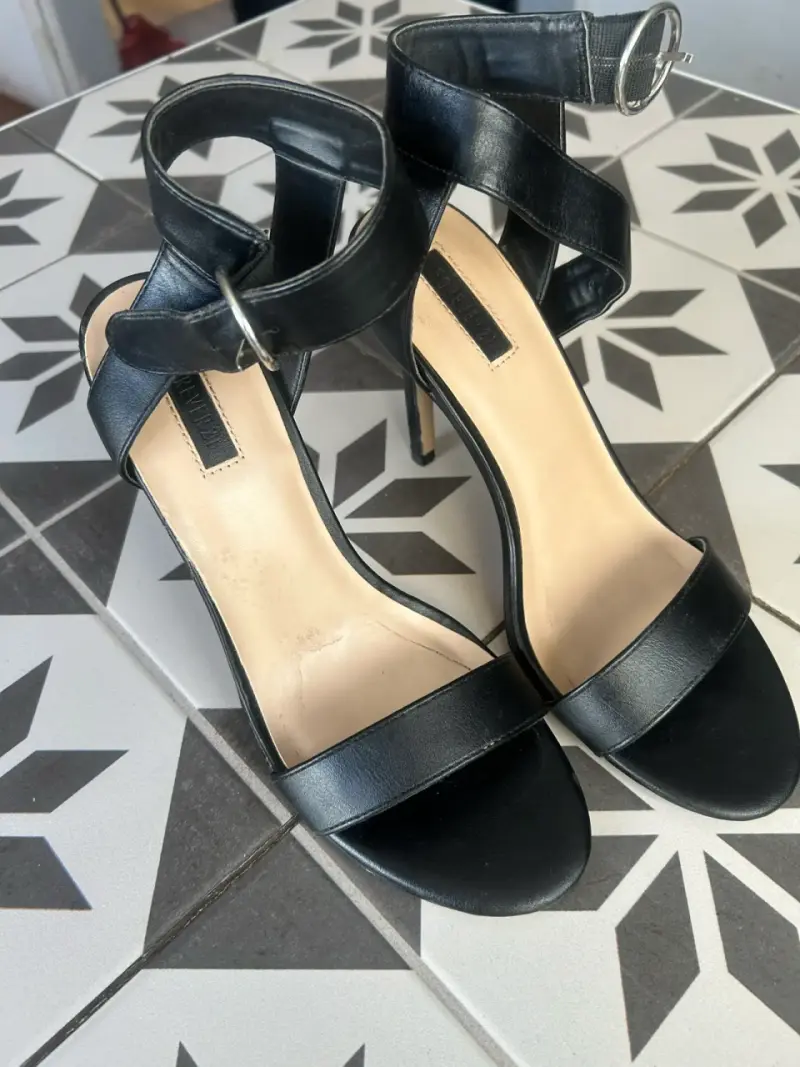 Tacones negros con hebilla - 2