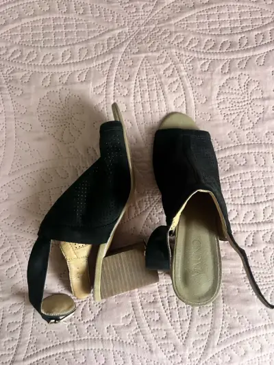 Sandalias negras con taco - miniatura 2