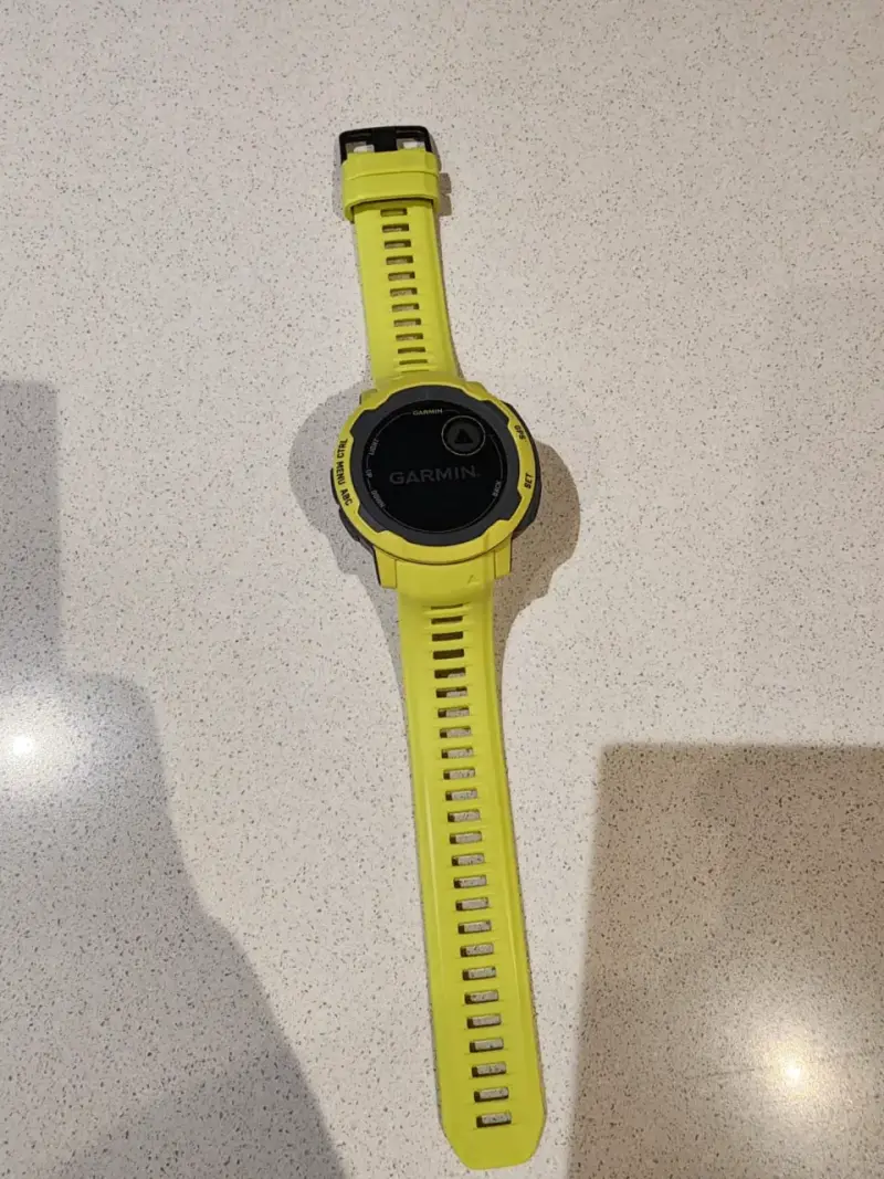 Reloj Garmin amarillo instinct 2 - 1